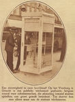 76723 Afbeelding van de eerste telefooncel in de stad, op het Vredenburg te Utrecht.